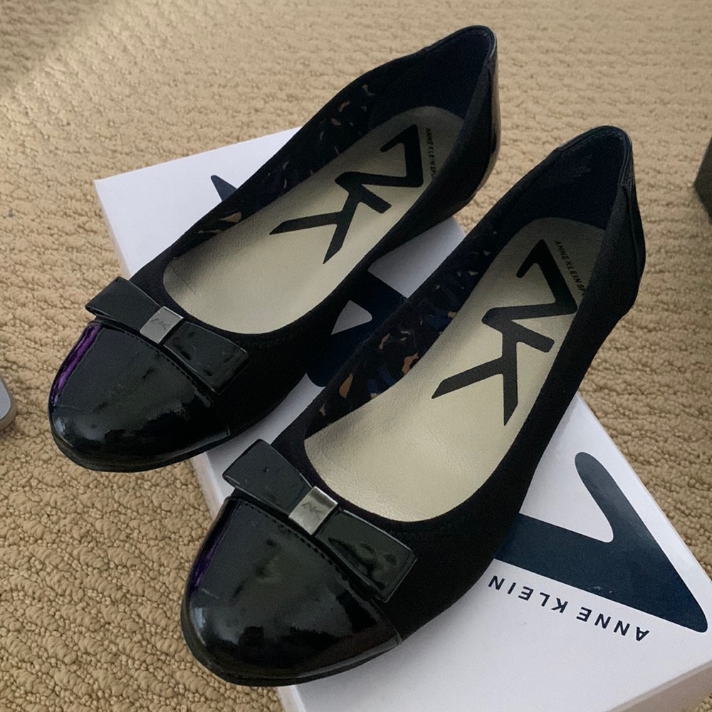 size 6, black, sleek wedges with bows